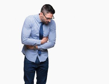 Üzerinde gözlük takan genç iş adamı izole mide üzerinde el ile arka plan çünkü mide bulantısı, ağrılı hastalık hasta hissediyor. Ağrısı kavramı.