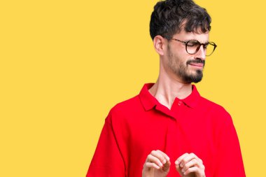 Yakışıklı delikanlı izole arka plan üzerinde gözlük tiksinti ifadesi, memnun ve korkulu tiksinti yüz yapıyorsun çünkü nefret tepki. Elleriyle kaldırdı. Sinir bozucu kavramı.