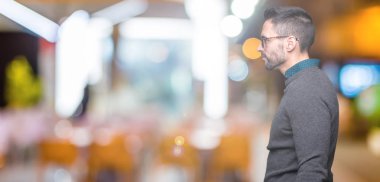 Genç yakışıklı adam gözlük izole arka tarafına, seyir üzerinde dinlenmek doğal yüz emin gülümseme ile pozuyla profili.