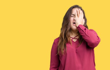 Güzel izole arka plan boyutu genç kadın artı Yawning yarım yüz, göz ve ağız el ile kapsayan yorgun. Acı yüzü acıyor.