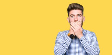 Genç yakışıklı bussines adam ağız hata için elleriyle kapsayan şok. Gizli kavramı.