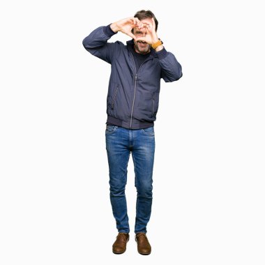 Orta yaş yakışıklı adam bir ceket giyiyor el ve parmaklar ile kalp şekli yapmak görünümlü gülümseyen işareti