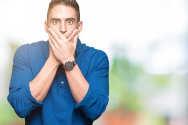 Yakışıklı delikanlı izole arka plan ağız hata için elleriyle kapsayan şok içinde. Gizli kavramı.
