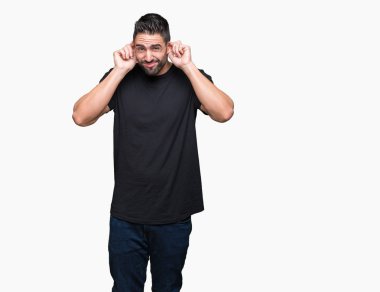 Yüksek sesle müzik gürültü rahatsız ifade parmaklarıyla kulaklarıyla kapsayan izole arka plan üzerinde genç yakışıklı adam. Sağır kavramı.