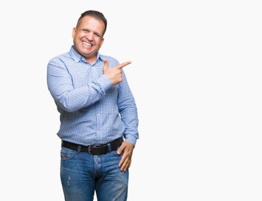 Orta yaş Arap iş adamı izole arka neşeli bir gülümseme ile el ve parmak kadar yan yüzünde mutlu ve doğal ifade ile işaret yüz üzerinden