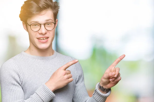 Junger Gutaussehender Mann Mit Brille Vor Isoliertem Hintergrund Lächelnd Und — Stockfoto