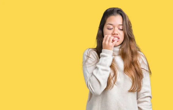 Joven Mujer Morena Hermosa Con Suéter Cuello Alto Sobre Fondo —  Fotos de Stock