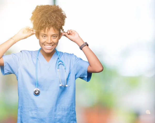 Jeune Femme Médecin Afro Américaine Sur Fond Isolé Souriant Tirant — Photo