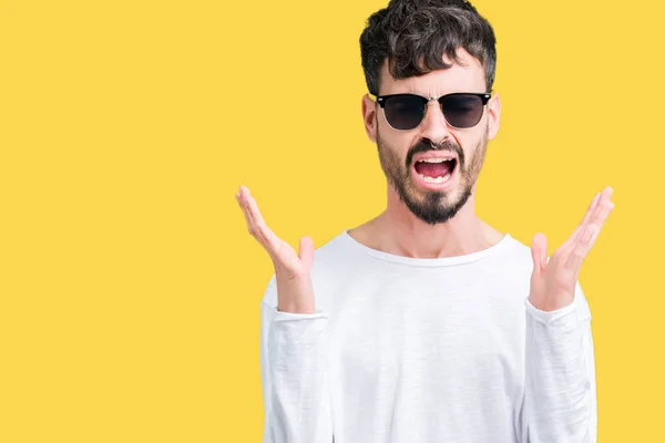 Homem Bonito Jovem Usando Óculos Sol Sobre Fundo Isolado Celebrando — Fotografia de Stock