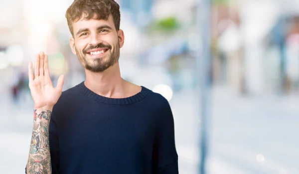 Jonge Knappe Man Geïsoleerde Achtergrond Afzien Zeggen Hallo Gelukkig Lachende — Stockfoto