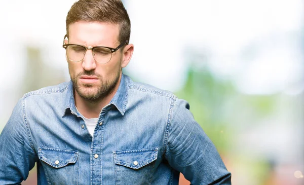 Przystojny Mężczyzna Noszenie Okularów Ręki Żołądek Bolesne Choroby Złe Samopoczucie — Zdjęcie stockowe