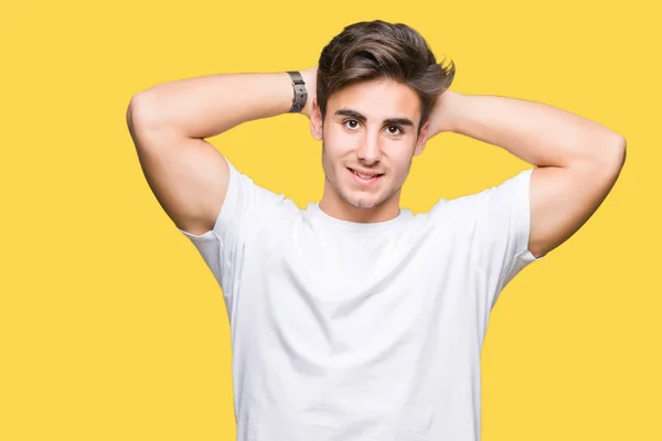 Jovem Bonitão Vestindo Camiseta Branca Sobre Fundo Isolado Relaxando Esticando — Fotografia de Stock