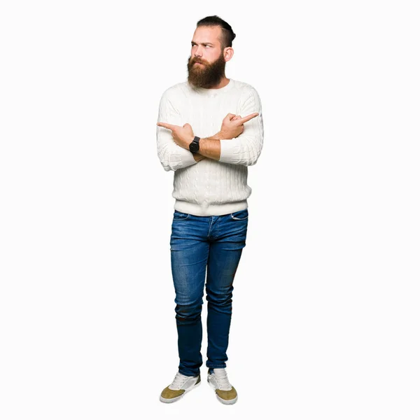 Giovane Hipster Uomo Indossa Maglione Invernale Indicando Entrambi Lati Con — Foto Stock