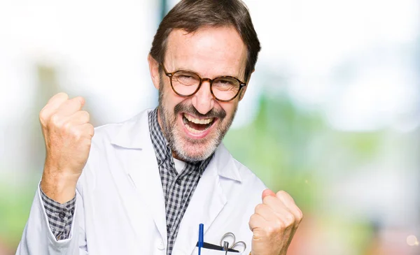 Médicos Mediana Edad Con Abrigo Médico Muy Contentos Emocionados Haciendo — Foto de Stock