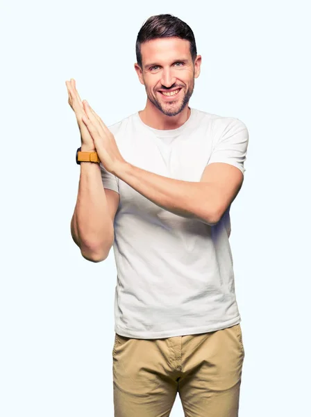 Hombre Guapo Vistiendo Casual Camiseta Blanca Aplaudiendo Aplaudiendo Feliz Alegre —  Fotos de Stock