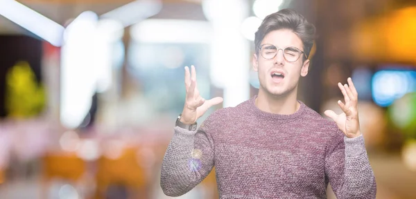 Homem Bonito Jovem Usando Óculos Sobre Fundo Isolado Louco Louco — Fotografia de Stock