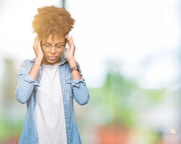 아프리카계 미국인 여자와 안경을 손으로 머리에 통증에 때문에 스트레스 편두통을 — 스톡 사진