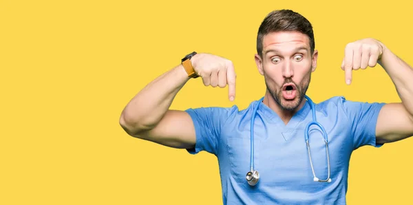 Bonito Médico Homem Vestindo Uniforme Médico Sobre Fundo Isolado Apontando — Fotografia de Stock