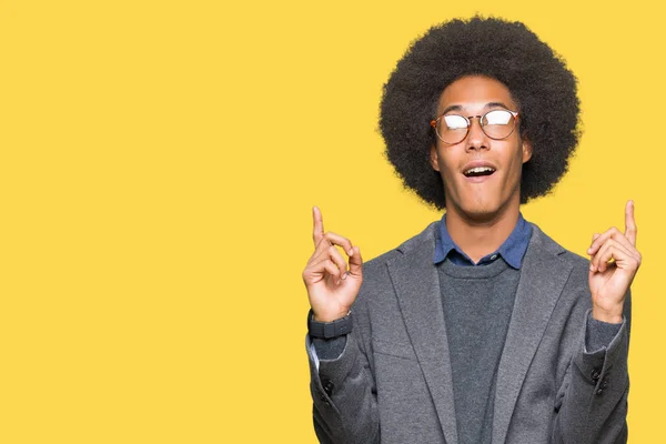 Unga Afroamerikanska Affärsman Med Afro Hår Glasögon Förvånad Och Överraskad — Stockfoto