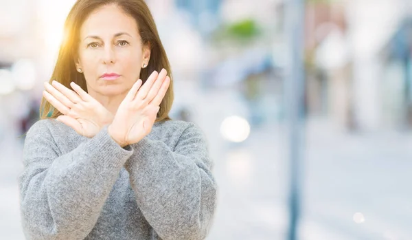 Schöne Frau Mittleren Alters Trägt Winterpullover Über Isoliertem Hintergrund Ablehnung — Stockfoto