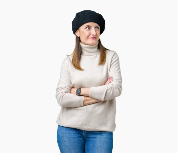 中年成熟的女人穿着冬天的毛衣和贝雷帽在孤立的背景微笑看一边 盯着思考 — 图库照片