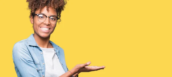 Linda Jovem Afro Americana Vestindo Óculos Sobre Fundo Isolado Apontando — Fotografia de Stock