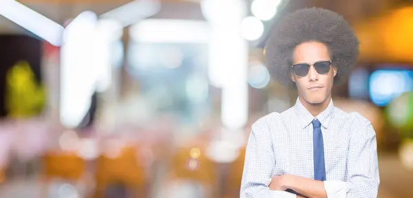 Jonge Afro Amerikaanse Zakenman Met Afro Haar Dragen Zonnebril Scepticus — Stockfoto