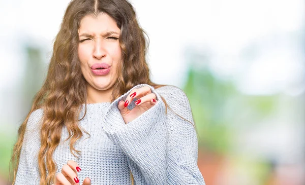 Mujer Hermosa Joven Vistiendo Suéter Invierno Expresión Disgustada Disgustada Temerosa —  Fotos de Stock