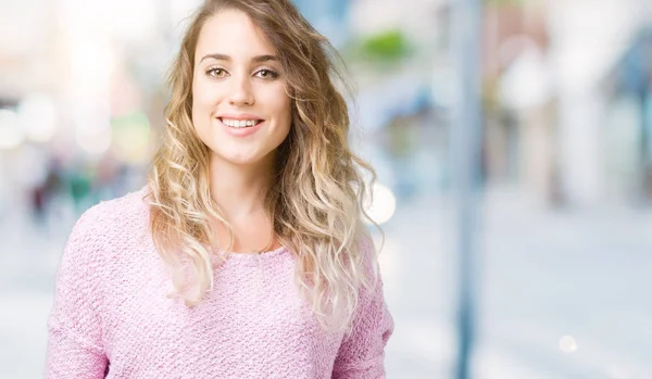 Hermosa Joven Rubia Sobre Fondo Aislado Con Una Sonrisa Feliz — Foto de Stock