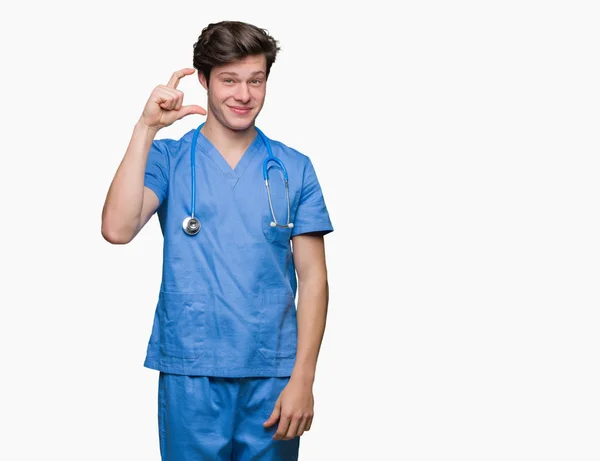 Mladý Doktor Lékařských Uniformě Usmívá Izolovaná Pozadí Jistý Ukázal Rukou — Stock fotografie