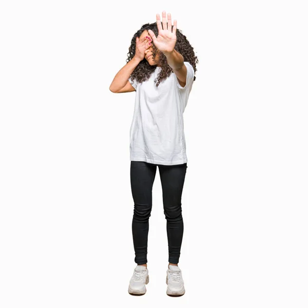 Jonge Mooie Vrouw Met Krullend Haar Dragen Wit Shirt Bedekt — Stockfoto