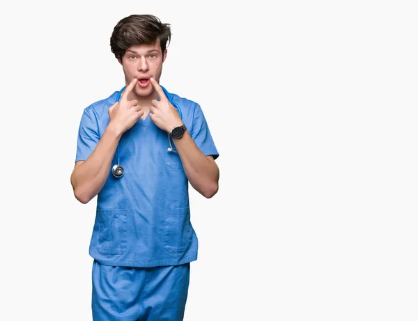 Junge Ärztin Uniform Vor Isoliertem Hintergrund Lächelt Mit Offenem Mund — Stockfoto