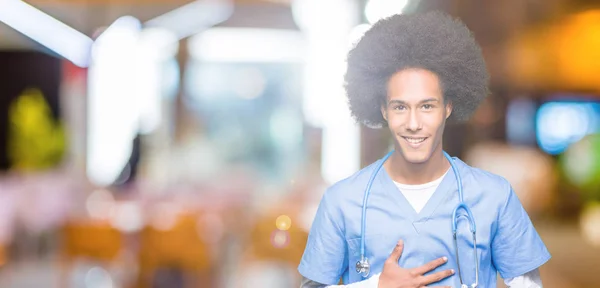 Giovane Medico Afro Americano Uomo Con Capelli Afro Con Mano — Foto Stock