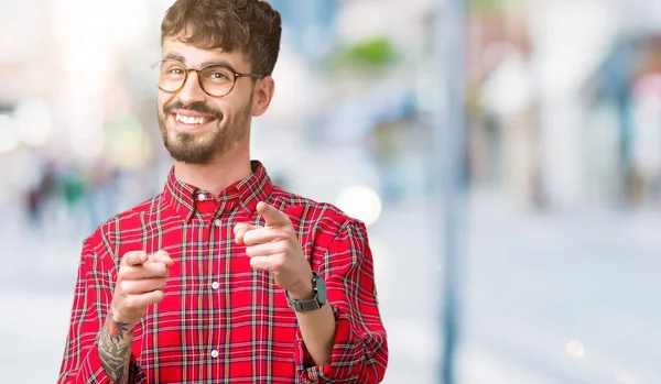 Ung Vacker Man Glasögon Över Isolerade Bakgrund Pekande Fingrar Till — Stockfoto