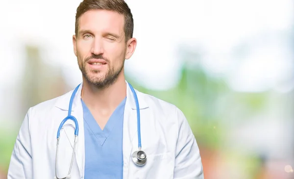 Bello Medico Uomo Indossa Uniforme Medica Sfondo Isolato Ammiccando Guardando — Foto Stock