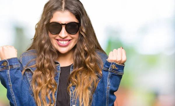 Giovane Bella Donna Con Gli Occhiali Sole Che Celebrano Sorpreso — Foto Stock