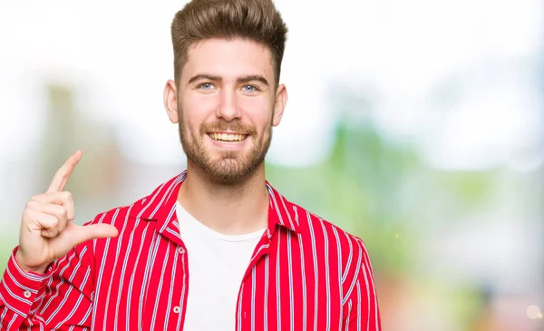 Ung Vacker Man Iklädd Röd Skjorta Leende Och Självsäker Gestikulerande — Stockfoto