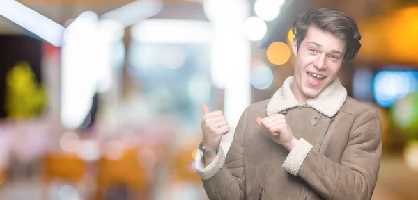 Jonge Knappe Man Dragen Winterjas Geïsoleerde Achtergrond Wijzend Naar Achterzijde — Stockfoto