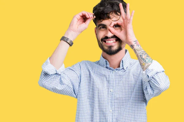 Jovem Bonito Homem Vestindo Óculos Sobre Isolado Fundo Fazendo Gesto — Fotografia de Stock