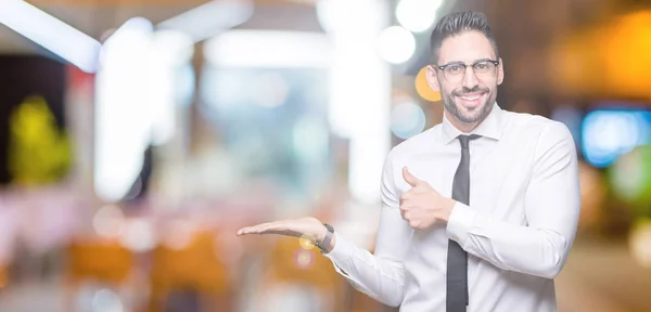 Joven Hombre Negocios Guapo Con Gafas Sobre Fondo Aislado Mostrando — Foto de Stock