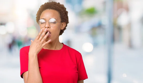 Hermosa Mujer Afroamericana Joven Con Gafas Sobre Fondo Aislado Aburrido — Foto de Stock