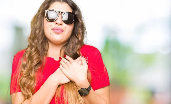 Junge Schöne Frau Mit Rotem Shirt Und Sonnenbrille Die Hände — Stockfoto