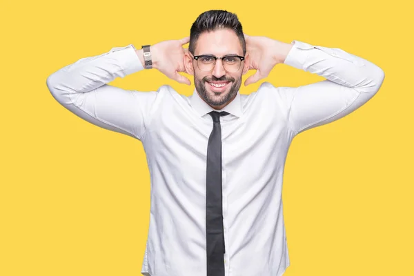 Joven Hombre Negocios Guapo Con Gafas Sobre Fondo Aislado Relajante — Foto de Stock