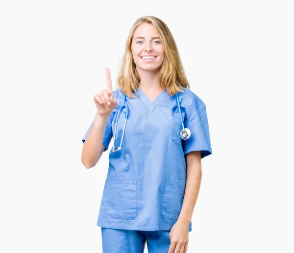 Linda Jovem Médica Mulher Vestindo Uniforme Médico Sobre Fundo Isolado — Fotografia de Stock