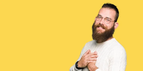 Ung Hipster Mand Iført Briller Vinter Sweater Smilende Med Hænderne - Stock-foto