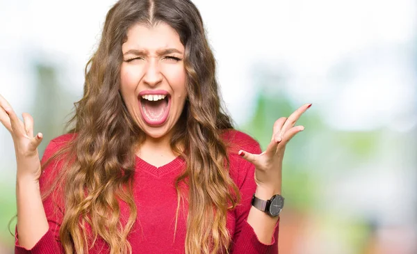 Giovane Bella Donna Indossa Maglione Rosso Che Celebra Pazzo Stupito — Foto Stock