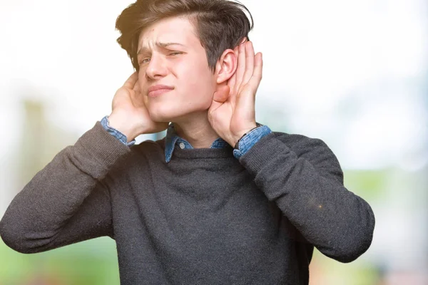 Jovem Bonito Homem Elegante Sobre Fundo Isolado Tentando Ouvir Ambas — Fotografia de Stock