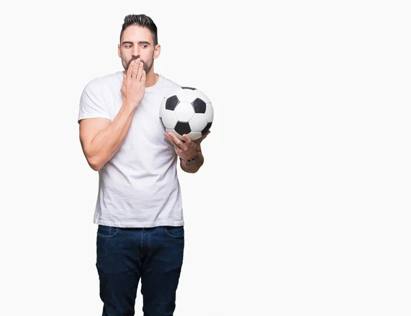 Giovane Uomo Che Tiene Palla Calcio Sfondo Isolato Coprire Bocca — Foto Stock