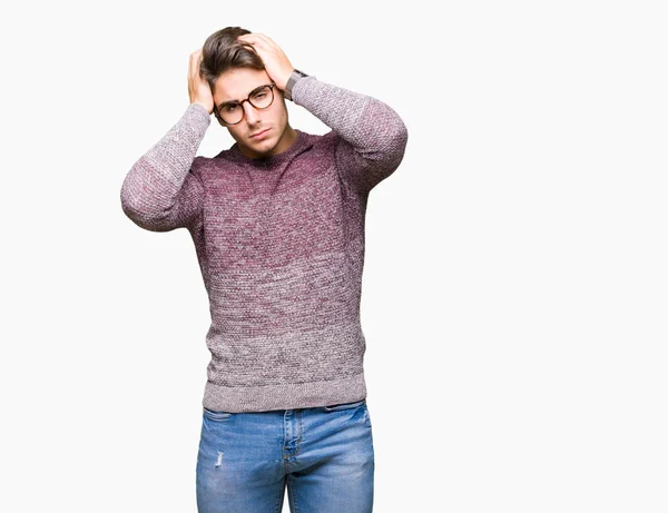 年轻英俊的男子戴眼镜在孤立的背景下患有头痛绝望和压力 因为疼痛和偏头痛 手在头上 — 图库照片