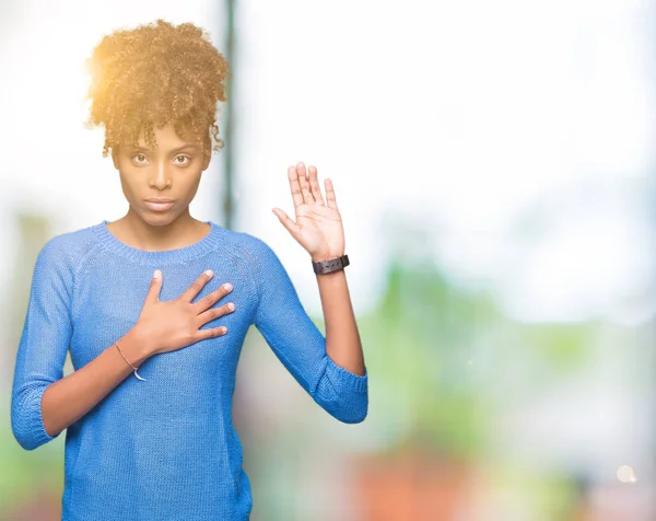 Linda Jovem Afro Americana Sobre Fundo Isolado Jurando Com Mão — Fotografia de Stock